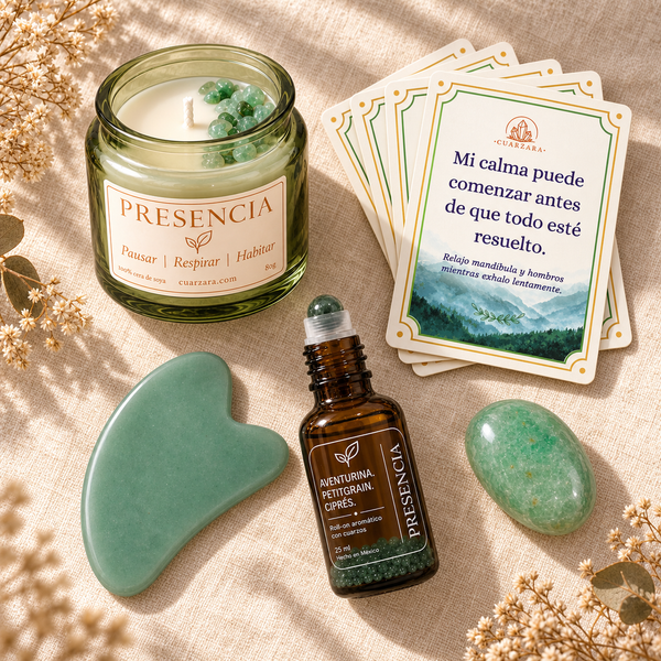 Componentes del Set Ritual Presencia: vela, roll-on, aventurina, gua sha y cartas